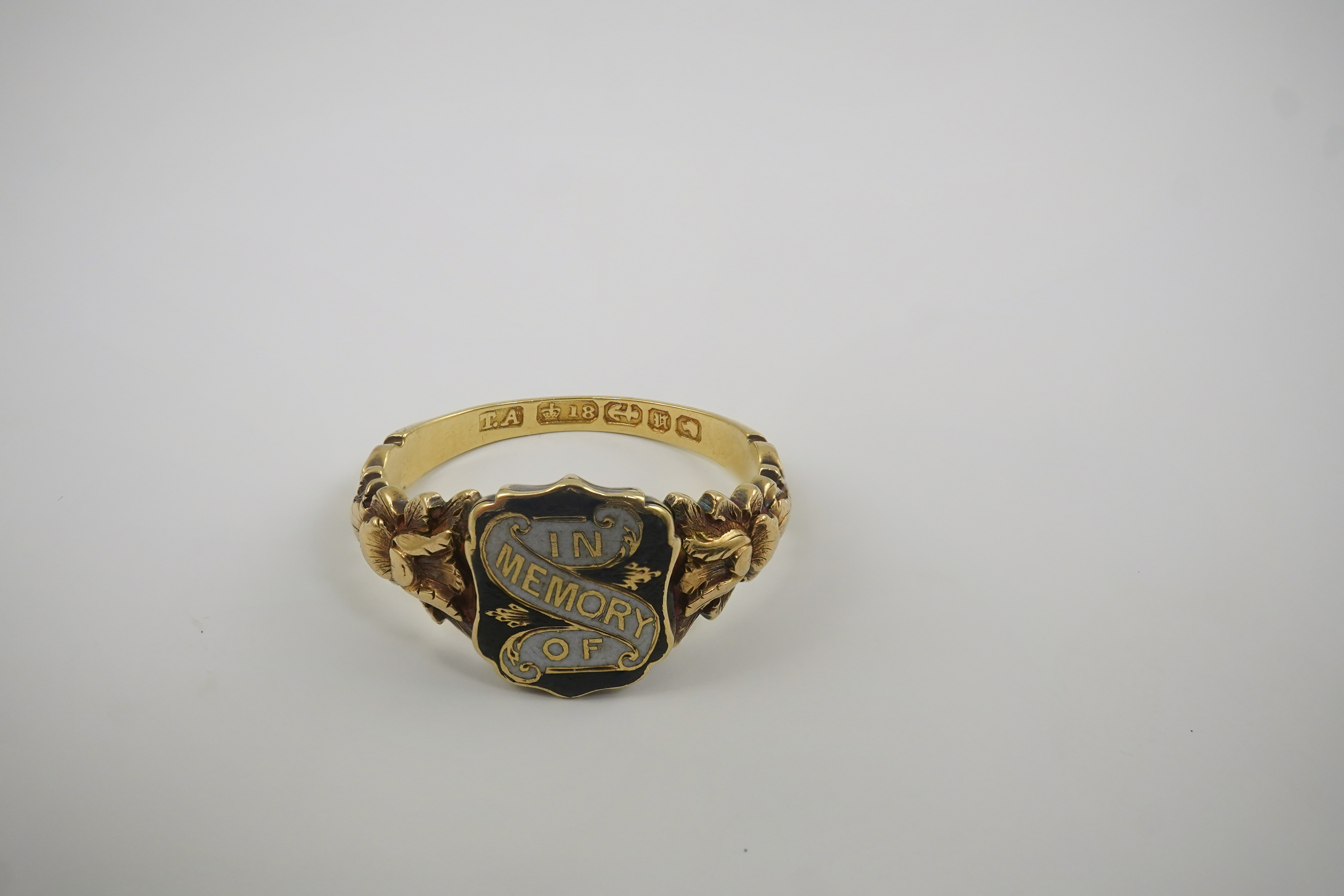 An early Victorian 18ct gold and two colour enamel 'In Memory Of' mourning ring